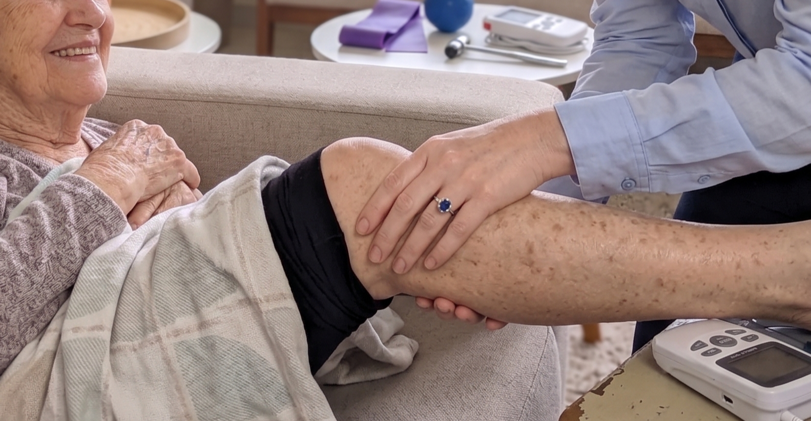 Fisioterapeuta realizando atendimento de fisioterapia geriátrica domiciliar em Boa Viagem, Recife